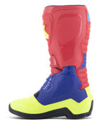 Botas Alpinestars Tech 3, botas de motocross, vermelho vivo, azul escuro e amarelo néon, vista lateral, apresentando um design multicolorido vibrante com painéis de proteção em TPU, estrutura do pé reforçada e sola de borracha preta de alta aderência.