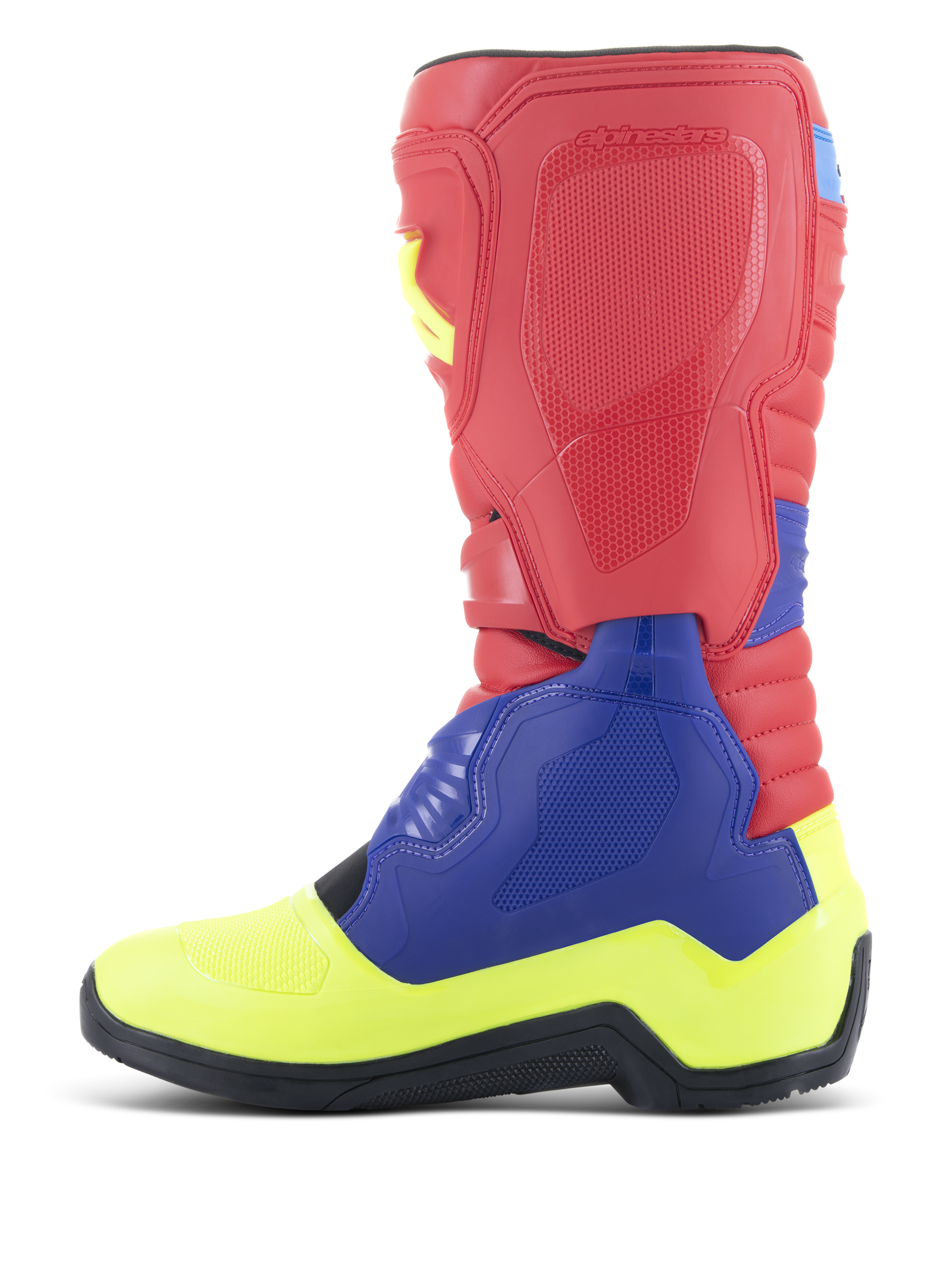 Botas Alpinestars Tech 3, botas de motocross, vermelho vivo, azul escuro e amarelo néon, vista lateral, apresentando um design multicolorido vibrante com painéis de proteção em TPU, estrutura do pé reforçada e sola de borracha preta de alta aderência.