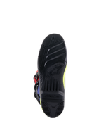 Botas Alpinestars Tech 3, botas de motocross, vermelho vivo, azul escuro e amarelo néon, vista detalhada da sola de borracha preta de alta aderência com padrões de rasto texturizados e logótipo Alpinestars em relevo para maior controlo nos poisa-pés.