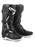 Botas Alpinestars Tech 3 Enduro Waterproof, botas de motocross e todo-o-terreno, pretas e brancas, com sistema de fecho de três fivelas, logótipo TPU branco na canela, proteção reforçada no tornozelo e calcanhar, e solas brancas duráveis.