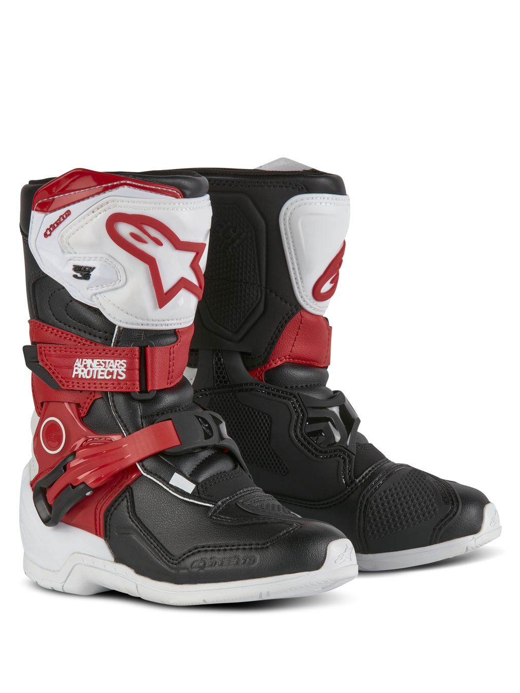 Botas Alpinestars Kids Tech 3S, botas de motocross, brancas, pretas e vermelho brilhante, com placas de proteção de tíbia em TPU, correias vermelhas com a marca Alpinestars, fecho de fivela e solas brancas duráveis.