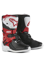 Botas Alpinestars Kids Tech 3S, botas de motocross, brancas, pretas e vermelho brilhante, com placas de proteção de tíbia em TPU, correias vermelhas com a marca Alpinestars, fecho de fivela e solas brancas duráveis.