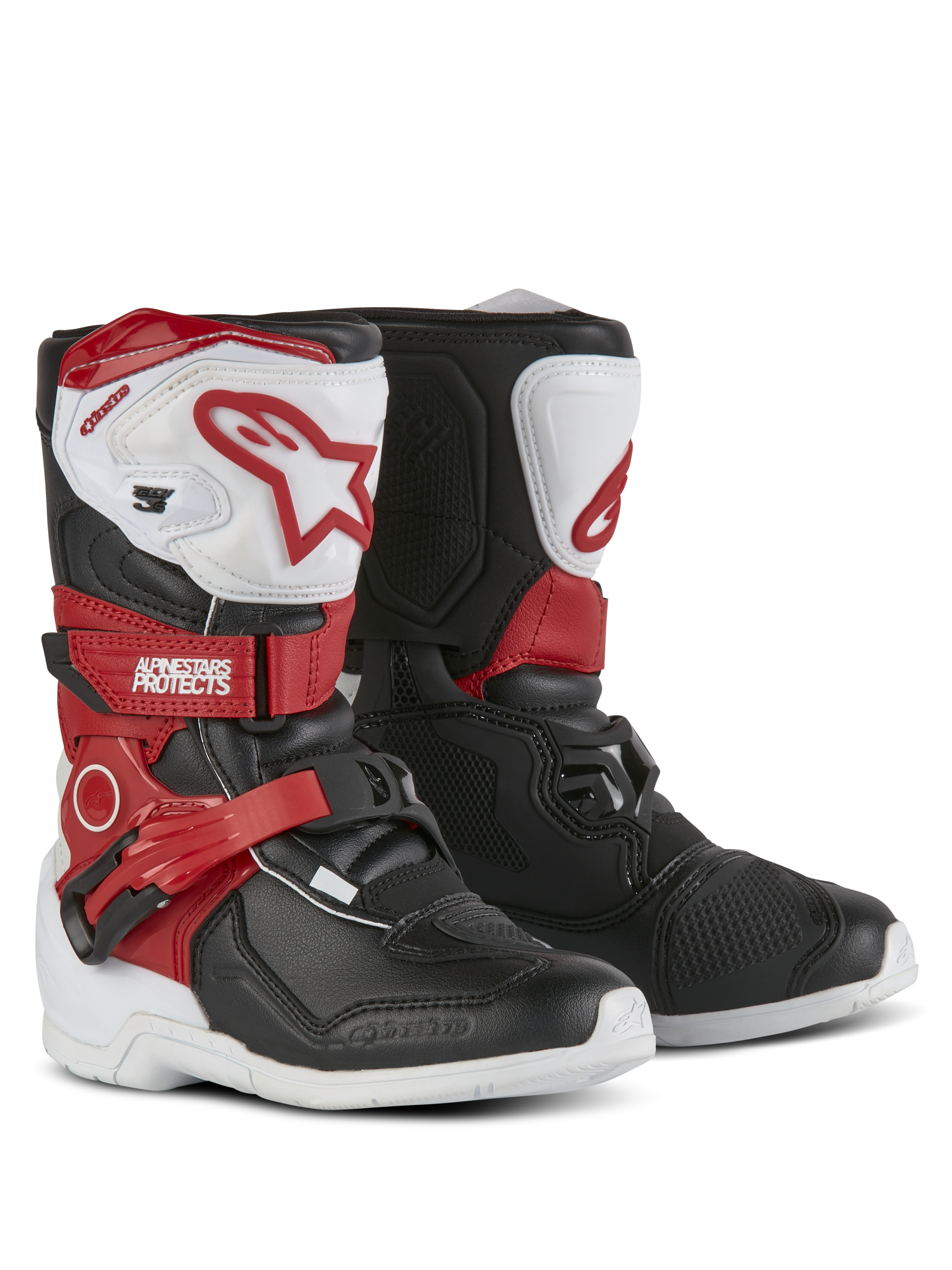 Botas Alpinestars Kids Tech 3S, botas de motocross, brancas, pretas e vermelho brilhante, com placas de proteção de tíbia em TPU, correias vermelhas com a marca Alpinestars, fecho de fivela e solas brancas duráveis.