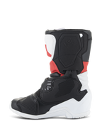 Botas Alpinestars Kids Tech 3S, botas de motocross, branco, preto e vermelho vivo, vista de perfil lateral com painéis de proteção em TPU, biqueira e calcanhar reforçados e design de lâmina lateral texturizada para corridas de todo-o-terreno.