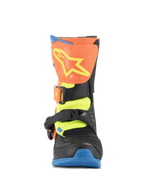 Botas Alpinestars Tech 3S Kids, botas de motocross, Laranja Fluo, Azul Enamel e Amarelo Fluo, vista frontal apresentando uma placa de canela laranja com logótipo de estrela amarelo, fechos de fivela pretos e sola azul, calçado de proteção todo-o-terreno para jovens pilotos