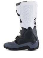 Botas Alpinestars Tech 5, botas de motocross, pretas, cinzento escuro e brancas, vista de perfil lateral com múltiplos fechos de fivela, marca em relevo na caneleira branca, construção durável para performance em todo-o-terreno