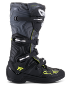 Botas Alpinestars Tech 5, botas de motocross e todo-o-terreno, vista lateral de perfil, pretas e cinzento 'cool' com detalhes em amarelo néon, padrão camuflado, fivelas ajustáveis e sola protetora robusta.