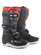 Botas Alpinestars Youth Tech 7S, botas de motocross, pretas, cinzento escuro e vermelho fluorescente, com sistema de fecho de quatro fivelas, placa de canela protetora em TPU, sola exterior branca e logótipo Alpinestars vermelho, concebidas para jovens pilotos de todo-o-terreno