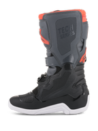 Botas Alpinestars Youth Tech 7S, botas de motocross, em preto, cinzento escuro e vermelho fluorescente, vista de perfil lateral com painéis protetores em TPU, marca Tech Series e sola branca