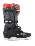 Botas Alpinestars Youth Tech 7S, botas de motocross e todo-o-terreno, preto, cinzento escuro e vermelho fluorescente, estrutura de cano alto com três fivelas ajustáveis, biqueira e calcanhar reforçados, sola branca espessa com padrões de aderência, proteção durável em TPU e parte superior sintética