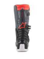 Botas Alpinestars Youth Tech 7S, botas de motocross, pretas, cinzento escuro e vermelho fluorescente, vista traseira com painéis de proteção em TPU, logótipo Alpinestars em vermelho fluorescente e detalhes da sola em branco, calçado de proteção durável para todo-o-terreno