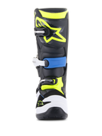 Botas Alpinestars Youth Tech 7S, botas de motocross, preto, azul enamel e amarelo fluo, vista frontal apresentando um sistema de fecho multi-fivela durável, proteção de biqueira branca e logótipo Alpinestars vibrante em amarelo fluorescente na placa de canela