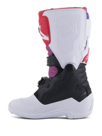 Botas Alpinestars Youth Tech 7S, botas de motocross, White Black Rainbow, vista lateral medial com placa de canela branca e logótipo Tech Series em relevo, secção inferior preta e detalhes vibrantes em rosa e vermelho, equipamento de proteção durável para condução todo-o-terreno juvenil