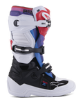 Botas Alpinestars Youth Tech 7S, botas de motocross para jovens pilotos, brancas e pretas com pormenores em vermelho, azul e roxo, sistema de fecho de fivela tripla, painéis de proteção em TPU e sola branca espessa e durável