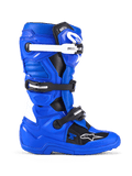 Botas Alpinestars Youth Tech 7 S, botas de motocross, azuis, pretas e brancas, vista lateral mostrando a parte superior em microfibra reforçada com PU, sistema de fecho de quatro fivelas com correias brancas e pretas, placa de canela em TPU e logótipo Alpinestars, calçado de proteção todo-o-terreno para jovens pilotos