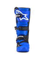 Botas Alpinestars Youth Tech 7 S, botas de motocross, azul, preto e branco, vista frontal com sistema de fecho de tripla fivela, logótipo Alpinestars branco de grandes dimensões na proteção da canela, sola azul durável, equipamento de proteção de alto desempenho para jovens pilotos