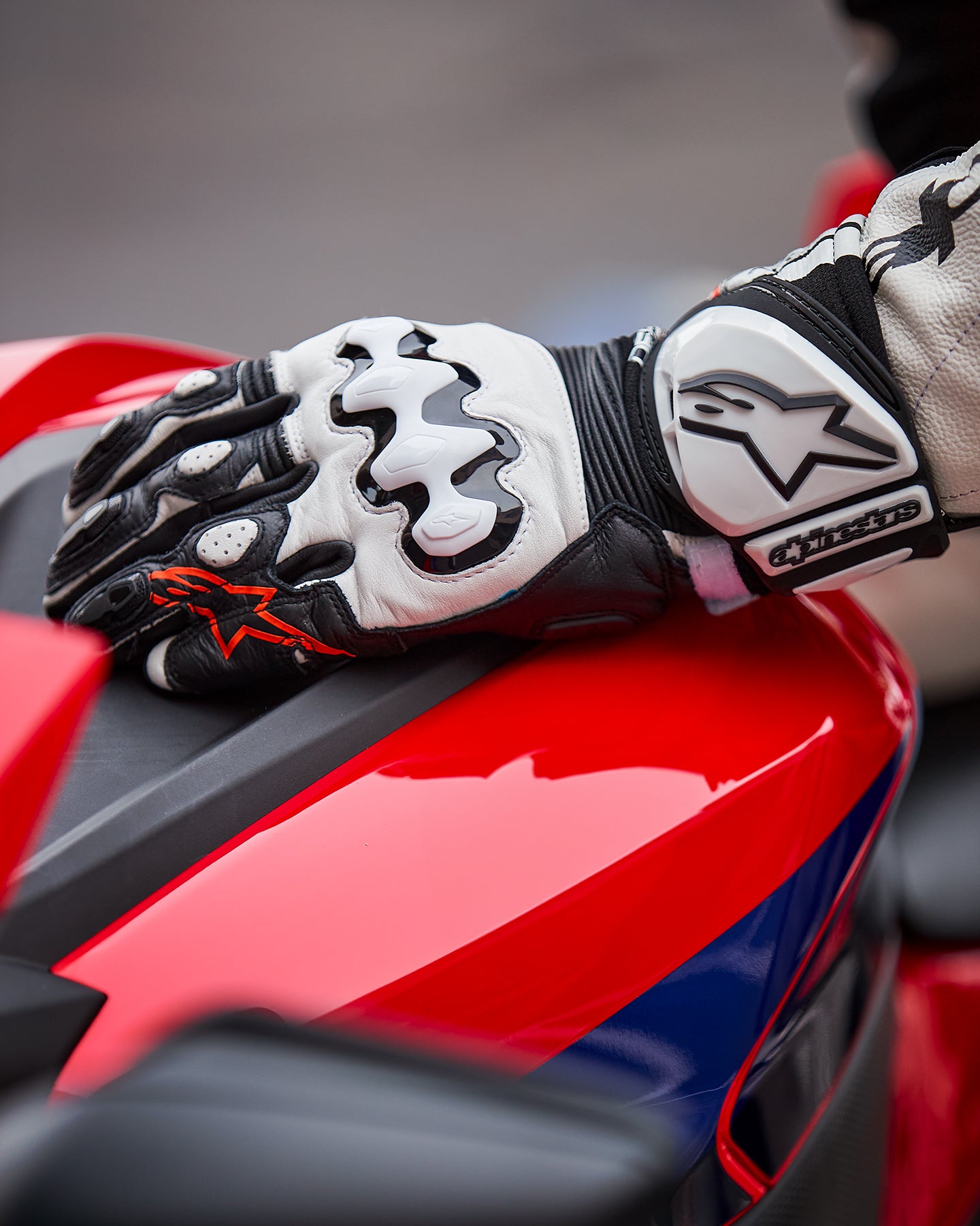 GP Pro R4 - Luvas De Mota Pretas | Alpinestars®