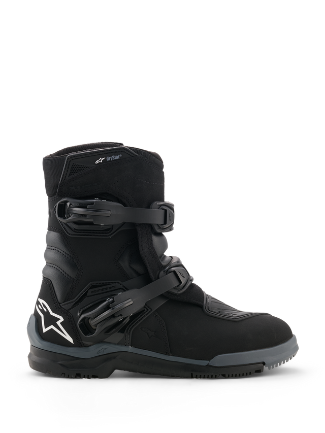 Alpinestars Belize V2 Drystar® Boots, botas de motociclismo pretas, vista de perfil lateral com dois fechos de fivela ajustáveis, logótipo de estrela Alpinestars branco no calcanhar, sola off-road robusta e design impermeável para condução de aventura
