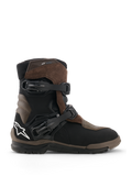 Botas Alpinestars Belize V2 Drystar, botas de motociclismo adventure touring, castanhas e pretas, construção em camurça e couro impermeável, duas fivelas ajustáveis de libertação rápida, sola de borracha vulcanizada texturizada para todo-o-terreno, com o logótipo da estrela branca no calcanhar