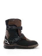 Botas Alpinestars Belize V2 Drystar, botas de motociclismo adventure touring, castanhas e pretas, construção em camurça e couro impermeável, duas fivelas ajustáveis de libertação rápida, sola de borracha vulcanizada texturizada para todo-o-terreno, com o logótipo da estrela branca no calcanhar