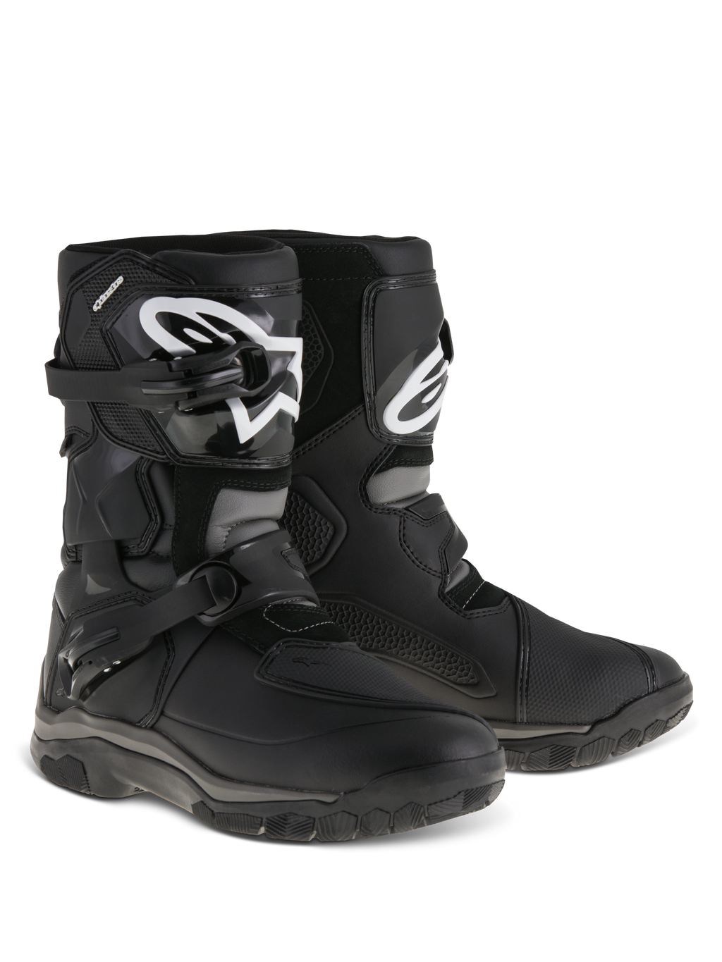 Botas Alpinestars Belize Drystar®, botas de motociclismo Adventure Touring, pretas, design de cano baixo com sistema de fecho de fivela dupla, placa de canela em TPU com logótipo Alpinestars branco, sola robusta em borracha vulcanizada para utilização em estrada e trilhos