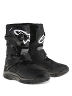Botas Alpinestars Belize Drystar®, botas de motociclismo Adventure Touring, pretas, design de cano baixo com sistema de fecho de fivela dupla, placa de canela em TPU com logótipo Alpinestars branco, sola robusta em borracha vulcanizada para utilização em estrada e trilhos