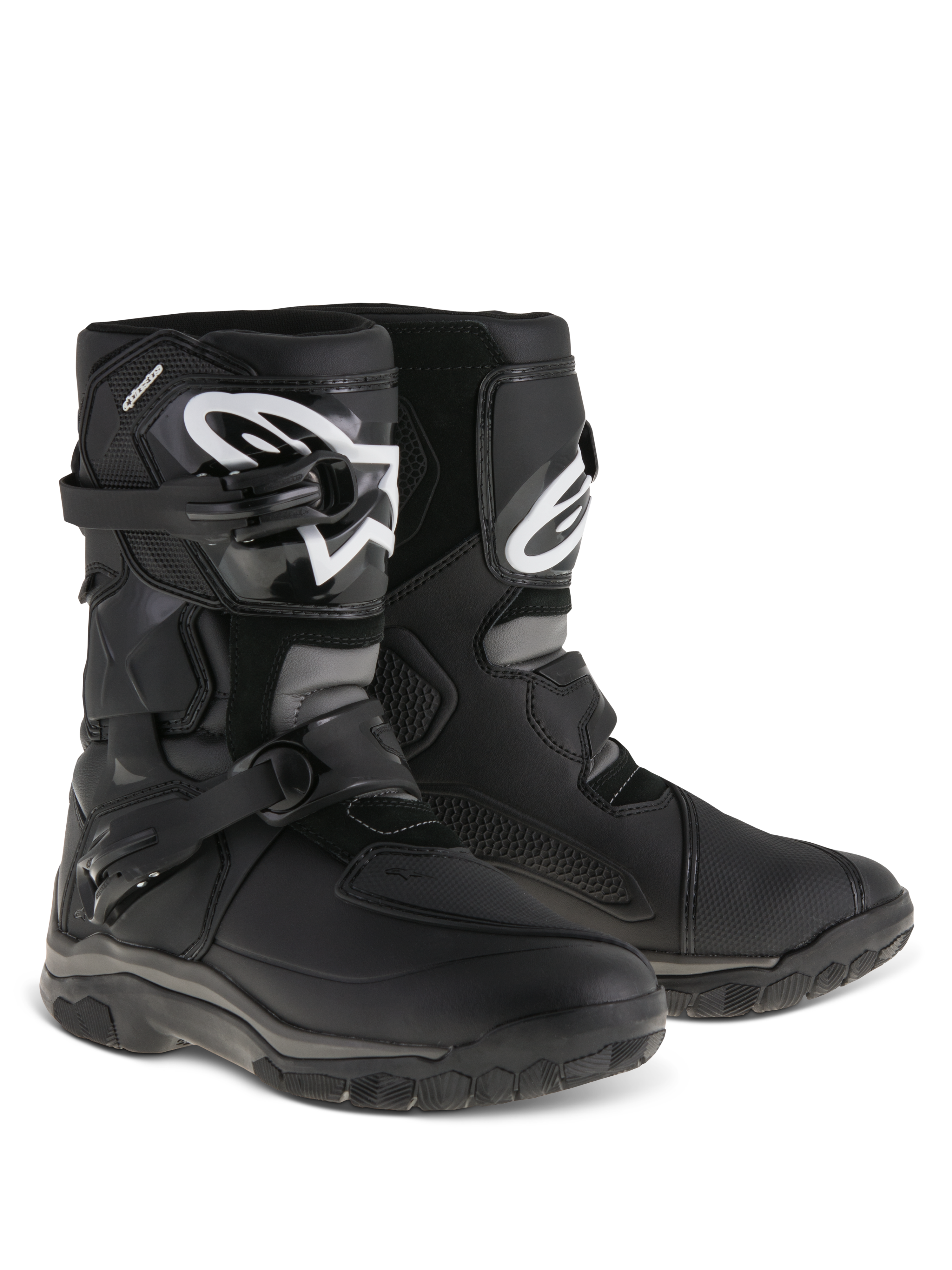Botas Alpinestars Belize Drystar®, botas de motociclismo Adventure Touring, pretas, design de cano baixo com sistema de fecho de fivela dupla, placa de canela em TPU com logótipo Alpinestars branco, sola robusta em borracha vulcanizada para utilização em estrada e trilhos