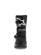 Botas Alpinestars Belize Drystar®, botas de motociclismo Adventure Touring, pretas, vista frontal com caneleira em TPU e logótipo branco grande, sistema de fecho de fivela dupla e sola vulcanizada robusta