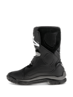 Botas Alpinestars Belize Drystar®, botas de motociclismo pretas, vista de perfil lateral mostrando construção em couro com painéis de proteção em TPU, textura de camurça e sola exterior robusta em borracha vulcanizada para turismo de aventura