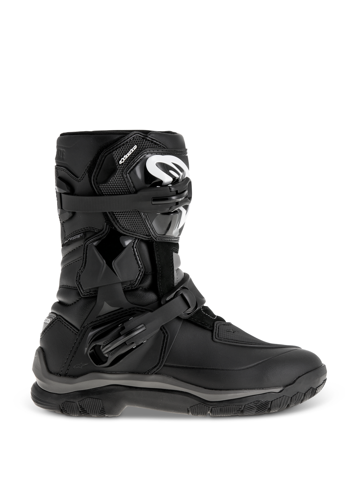 Botas Alpinestars Belize Drystar, botas pretas de Adventure Touring, com design de cano médio e fivelas ajustáveis duplas, sola exterior texturizada para maior aderência, painéis de proteção reforçados, logótipo branco na canela, calçado de motociclismo impermeável