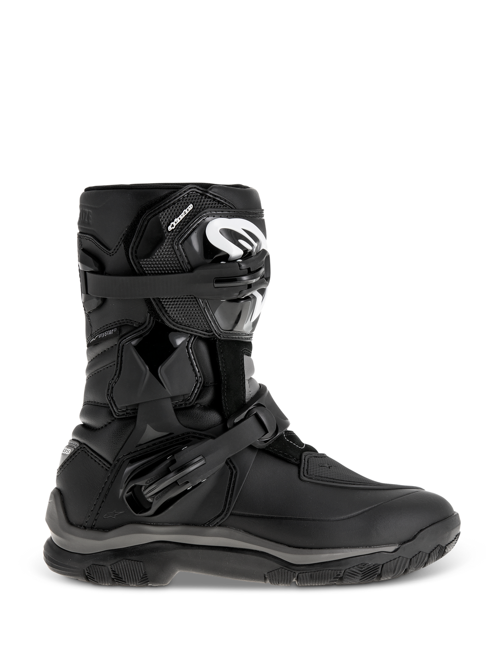 Botas Alpinestars Belize Drystar, botas pretas de Adventure Touring, com design de cano médio e fivelas ajustáveis duplas, sola exterior texturizada para maior aderência, painéis de proteção reforçados, logótipo branco na canela, calçado de motociclismo impermeável