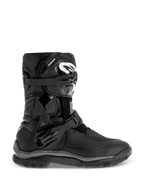 Botas Alpinestars Belize Drystar, botas pretas de Adventure Touring, com design de cano médio e fivelas ajustáveis duplas, sola exterior texturizada para maior aderência, painéis de proteção reforçados, logótipo branco na canela, calçado de motociclismo impermeável