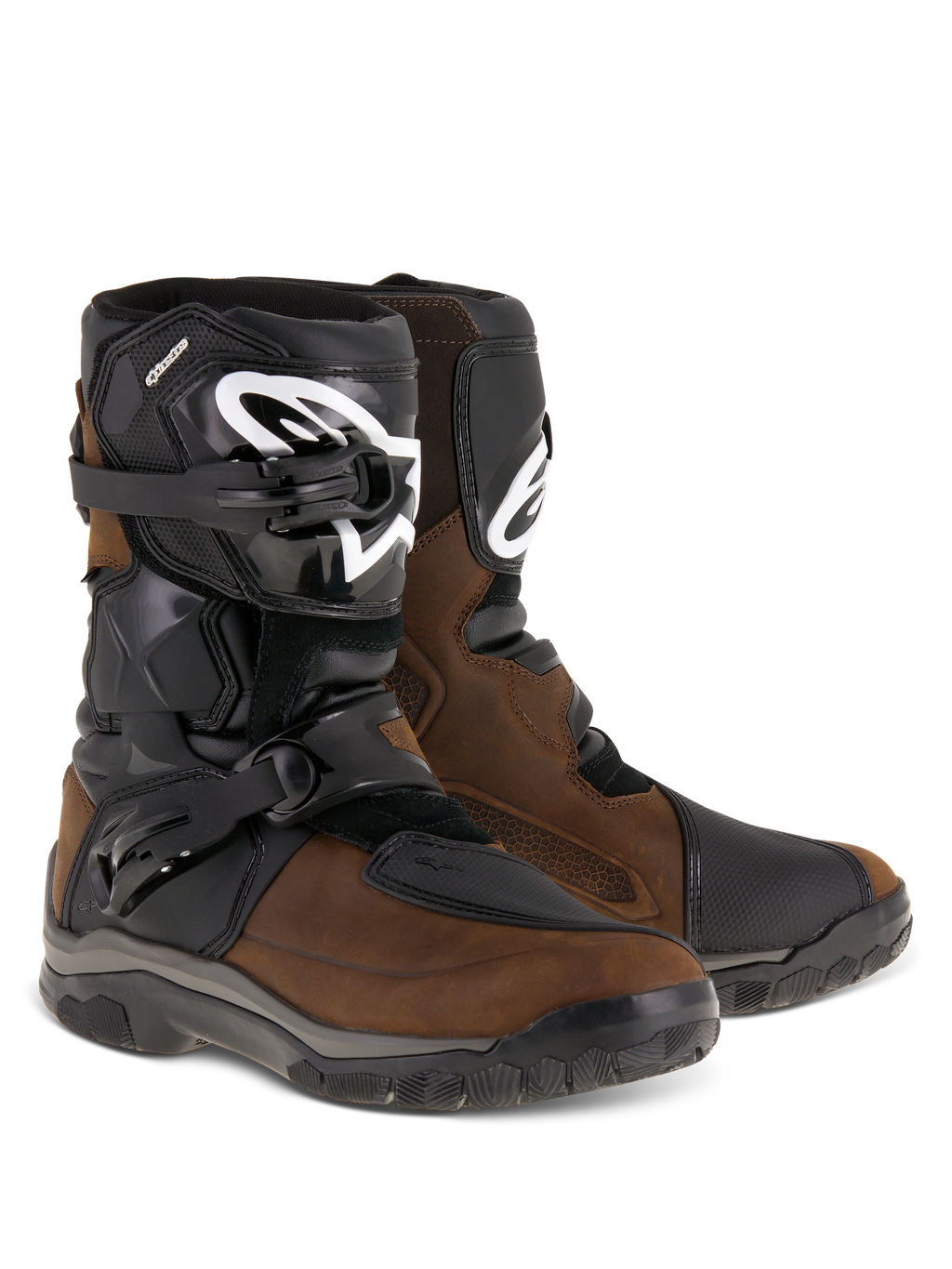 Botas Alpinestars Belize Drystar®, botas de motociclismo de aventura, castanho oleado e preto, com design de cano baixo e fivelas laterais duplas, placa de canela em TPU preto com logótipo Alpinestars branco e solas de borracha vulcanizada robustas.