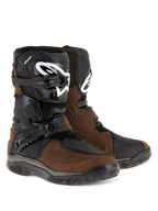 Botas Alpinestars Belize Drystar®, botas de motociclismo de aventura, castanho oleado e preto, com design de cano baixo e fivelas laterais duplas, placa de canela em TPU preto com logótipo Alpinestars branco e solas de borracha vulcanizada robustas.