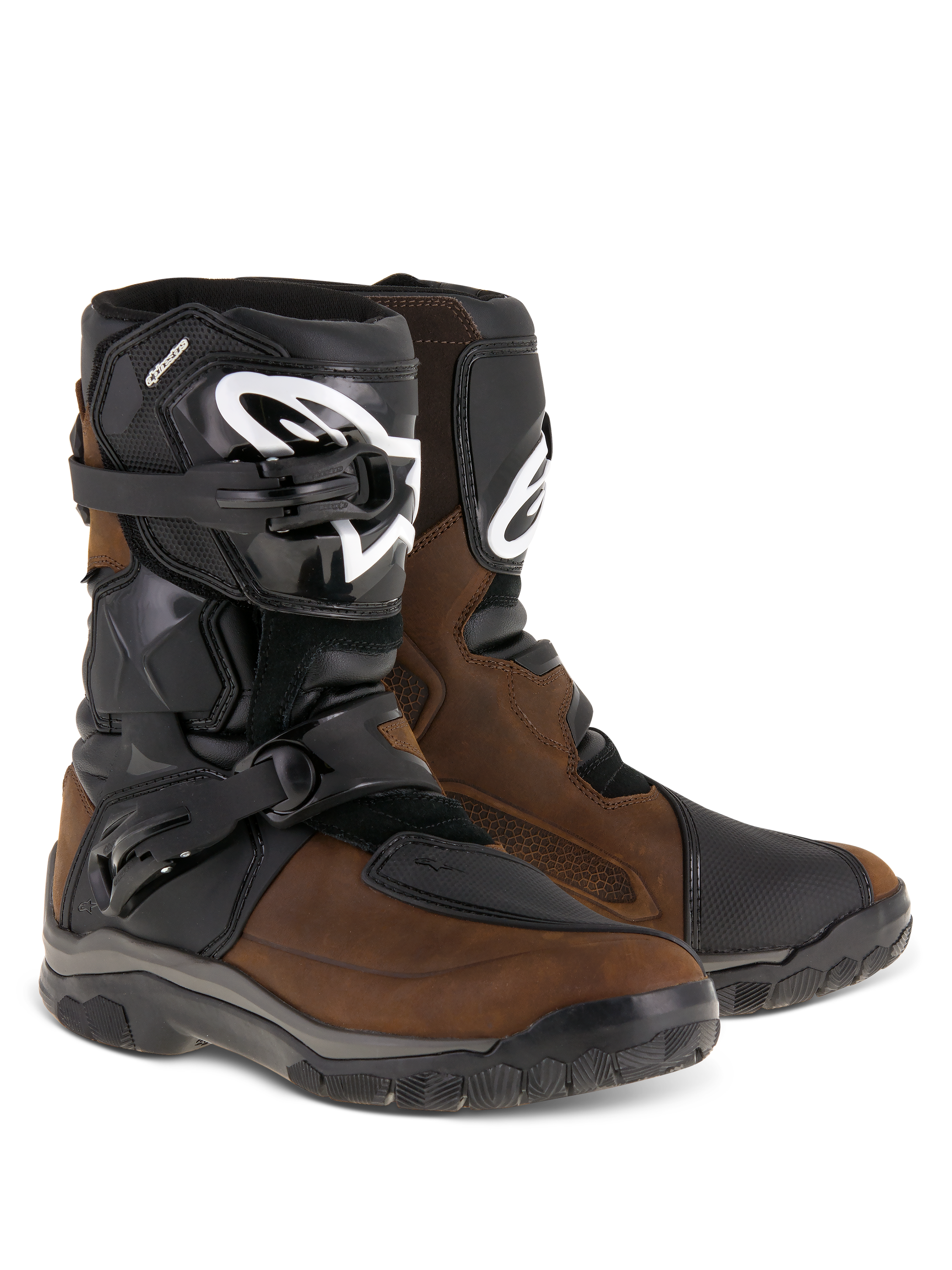 Botas Alpinestars Belize Drystar®, botas de motociclismo de aventura, castanho oleado e preto, com design de cano baixo e fivelas laterais duplas, placa de canela em TPU preto com logótipo Alpinestars branco e solas de borracha vulcanizada robustas.