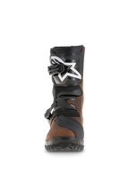 Botas Alpinestars Belize Drystar®, botas de turismo de aventura, castanho oleado e preto, vista frontal mostrando a caneleira em TPU com logótipo de estrela branco, sistema de fecho com duas fivelas e sola com textura robusta
