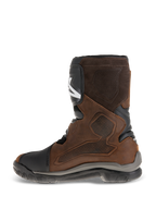 Botas Alpinestars Belize Drystar®, botas de motociclismo de cano curto para turismo de aventura, couro castanho oleado com detalhes pretos e cinzentos, mostrando o lado medial com um grande painel de aderência texturizado por prensa térmica, placa de canela em TPU e sola de borracha vulcanizada robusta