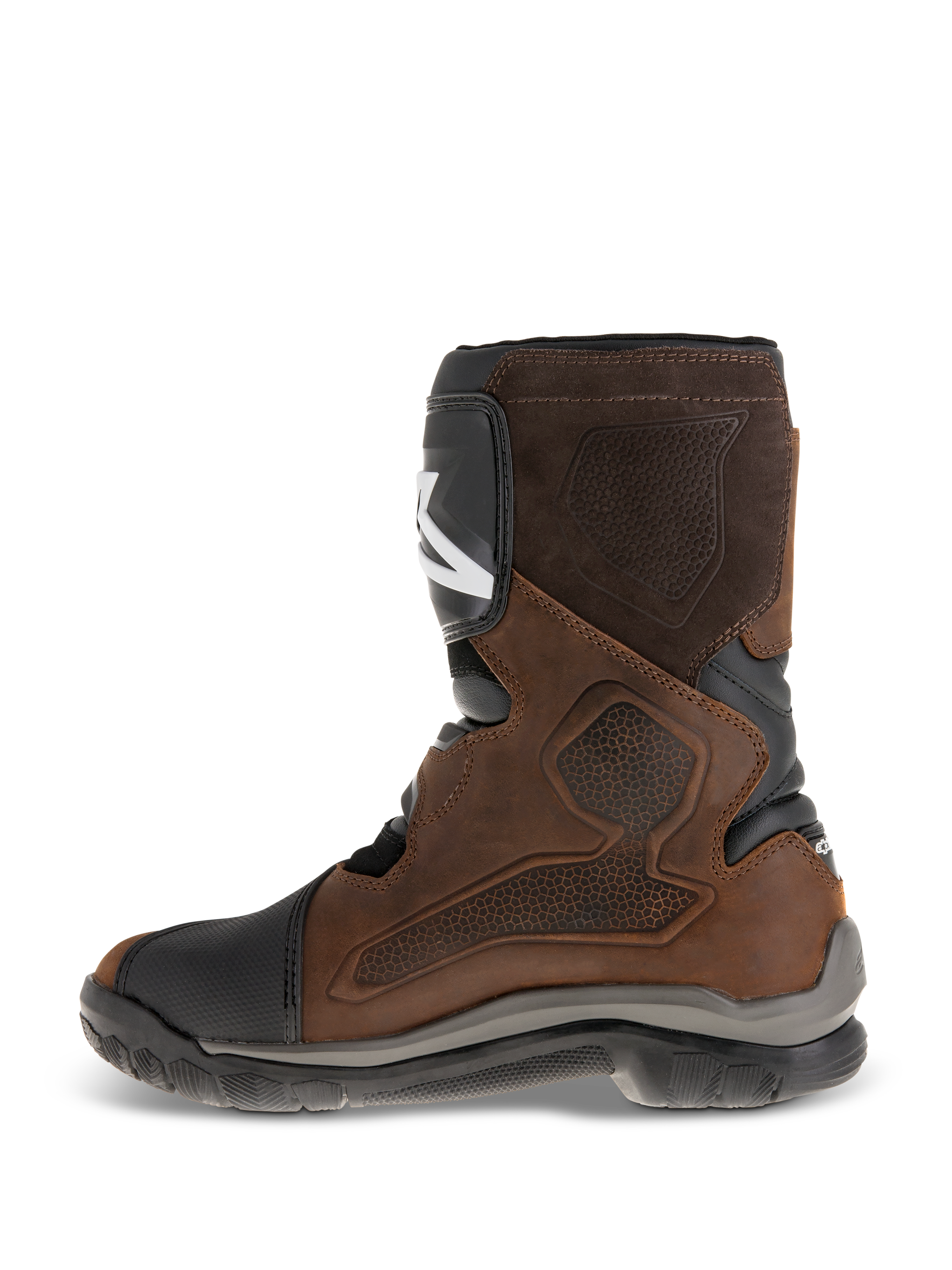 Botas Alpinestars Belize Drystar®, botas de motociclismo de cano curto para turismo de aventura, couro castanho oleado com detalhes pretos e cinzentos, mostrando o lado medial com um grande painel de aderência texturizado por prensa térmica, placa de canela em TPU e sola de borracha vulcanizada robusta