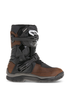 Botas Alpinestars Belize Drystar, botas de motociclismo de cano curto para aventura, em pele castanha oleada e preta, com proteção lateral de tornozelo flexi-blade, duas fivelas de catraca ajustáveis e sola de borracha texturizada durável