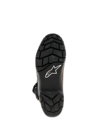 Botas Alpinestars Belize Drystar®, sola exterior em borracha vulcanizada preta com padrão de rasto de textura robusta, apresentando o logótipo de estrela branco da Alpinestars, design de aderência durável para turismo de aventura