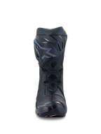 Alpinestars Supertech R Boots, botas de motociclismo de competição, pretas, vista frontal mostrando a placa de canela em TPU com logótipo, painéis de ventilação em malha e construção protetora aerodinâmica