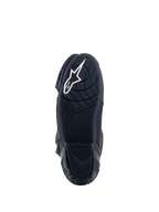 Botas Alpinestars Supertech R, botas de motociclismo de corrida, pretas, vista inferior da sola de composto de borracha com padrões de aderência texturizados, apresentando um logótipo da estrela Alpinestars em branco no calcanhar
