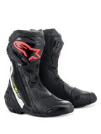 Botas Alpinestars Supertech R, botas de motociclismo de alta performance para competição, pretas com logótipo Alpinestars vermelho na canela, detalhes em branco e amarelo fluorescente, com construção em microfibra técnica e placas de proteção de canela em TPU.