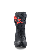 Botas Alpinestars Supertech R, botas de motociclismo de alta performance para competição, pretas com logótipo vermelho, vista frontal com placa de canela protetora em TPU, ventilação em malha de favo de mel e design aerodinâmico de corrida