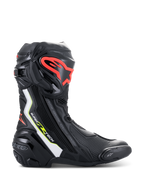 Alpinestars Supertech R Boots, botas de motociclismo de alta performance em preto com detalhes em branco, vermelho fluo e amarelo fluo, com placa de canela protetora em TPU com logótipo vermelho, slider de dedo substituível e perfil aerodinâmico elegante