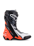 Botas Alpinestars Supertech R, calçado de motociclismo de corrida de alto desempenho, pretas, vermelho fluo, brancas e cinzentas, vista de perfil mostrando a placa de canela em TPU e o slider frontal, design aerodinâmico com logótipos destacados para uso em pista e estrada.