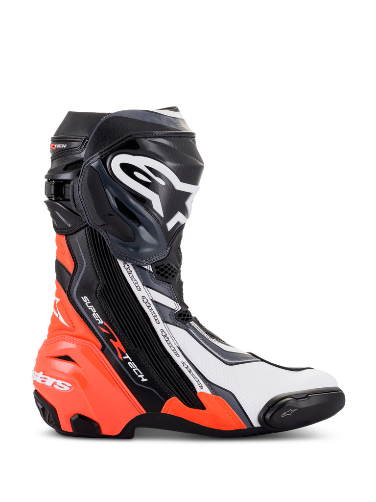 Botas Alpinestars Supertech R, calçado de motociclismo de corrida de alto desempenho, pretas, vermelho fluo, brancas e cinzentas, vista de perfil mostrando a placa de canela em TPU e o slider frontal, design aerodinâmico com logótipos destacados para uso em pista e estrada.