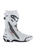 Alpinestars Supertech R Vented, botas de corrida para motociclismo, brancas com detalhes em cinzento médio e preto, vista de perfil lateral com painéis de microfibra perfurados para circulação de ar, logótipo Alpinestars grande em preto e branco na canela, design aerodinâmico com sliders substituíveis e sola de borracha preta.