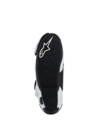 Sola das botas Alpinestars Supertech R Vented, sola exterior em borracha leve preta com rasto texturizado para aderência nos pedais, com o logótipo Alpinestars Astar branco, combinação de cores branco e preto