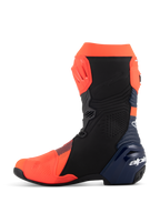 Botas Alpinestars Supertech R Vented MM93 Replica, botas de corrida de motociclismo, vermelho fluo, azul escuro e preto, vista de perfil do lado medial, com parte superior em microfibra perfurada, placas de proteção em TPU e design de performance elegante.